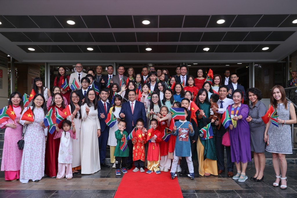 Thủ tướng Phạm Minh Chính cùng Phu nhân Lê Thị Bích Trân và cán bộ, nhân viên Đại sứ quán và cộng đồng người Việt Nam tại Nam Phi - Ảnh: VGP/Nhật Bắc