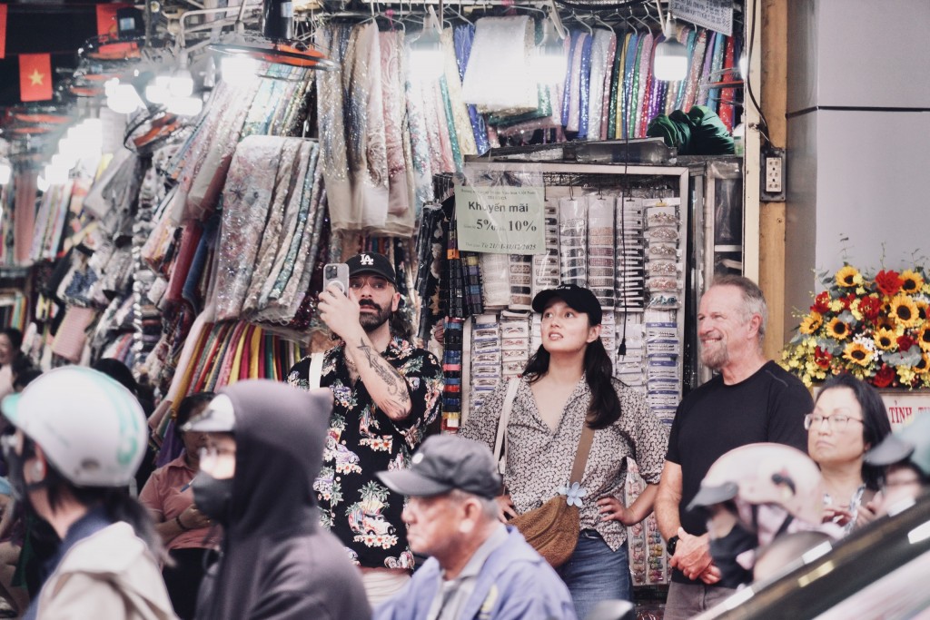 Du khách tham quan, chụp ảnh chợ Tân Định