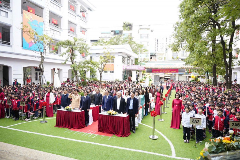 Ấm áp lễ kỷ niệm 20/11 – Tôn vinh thầy cô tại Trường tiểu học Vĩnh Tuy