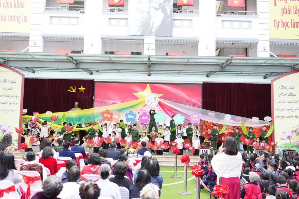 Ấm áp lễ kỷ niệm 20/11 – Tôn vinh thầy cô tại Trường tiểu học Vĩnh Tuy