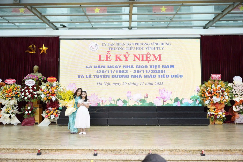 Ấm áp lễ kỷ niệm 20/11 – Tôn vinh thầy cô tại Trường tiểu học Vĩnh Tuy