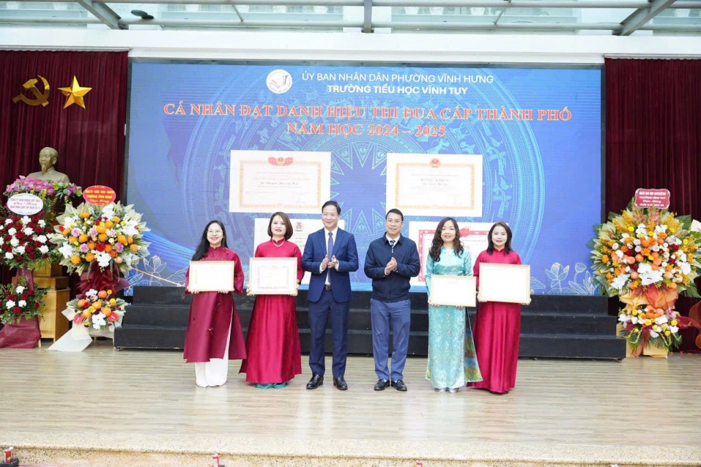 Ấm áp lễ kỷ niệm 20/11 – Tôn vinh thầy cô tại Trường tiểu học Vĩnh Tuy