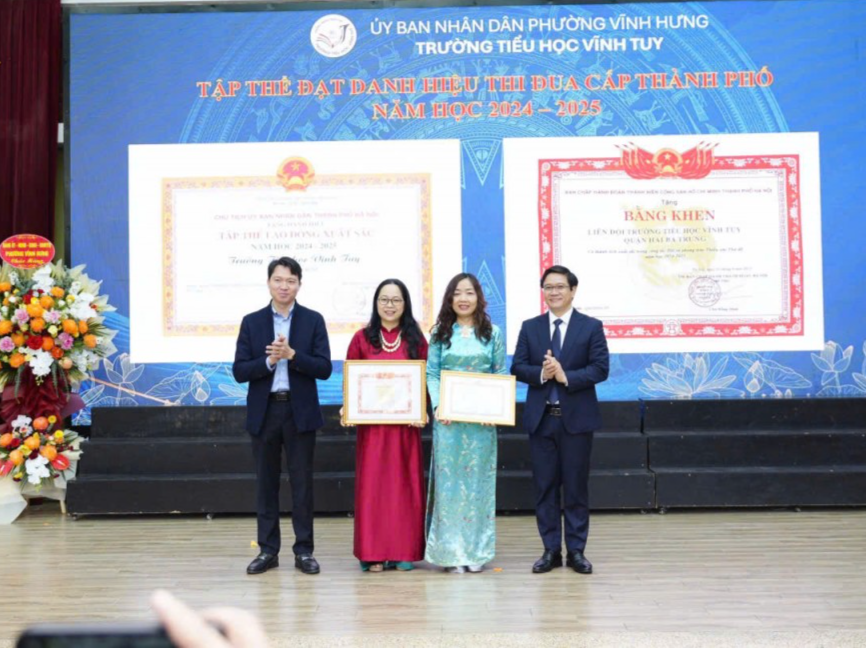 Ấm áp lễ kỷ niệm 20/11 – Tôn vinh thầy cô tại Trường tiểu học Vĩnh Tuy