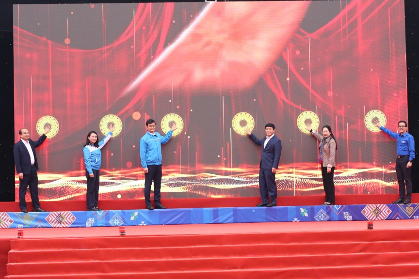 Các vị đại biểu thực hiện nghi thức phát động Các vị đại biểu thực hiện nghi thức phát động