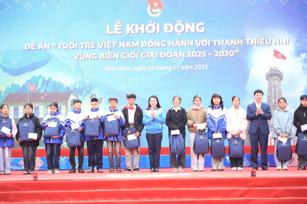 Cam kết mạnh mẽ của tuổi trẻ hướng về biên cương Tổ quốc Cam kết mạnh mẽ của tuổi trẻ hướng về biên cương Tổ quốc