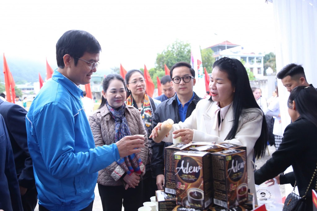 Các vị đại biểu trải nghiệm mô hình phát triển kinh tế của thanh niên Điện Biên Các vị đại biểu trải nghiệm mô hình phát triển kinh tế của thanh niên Điện Biên