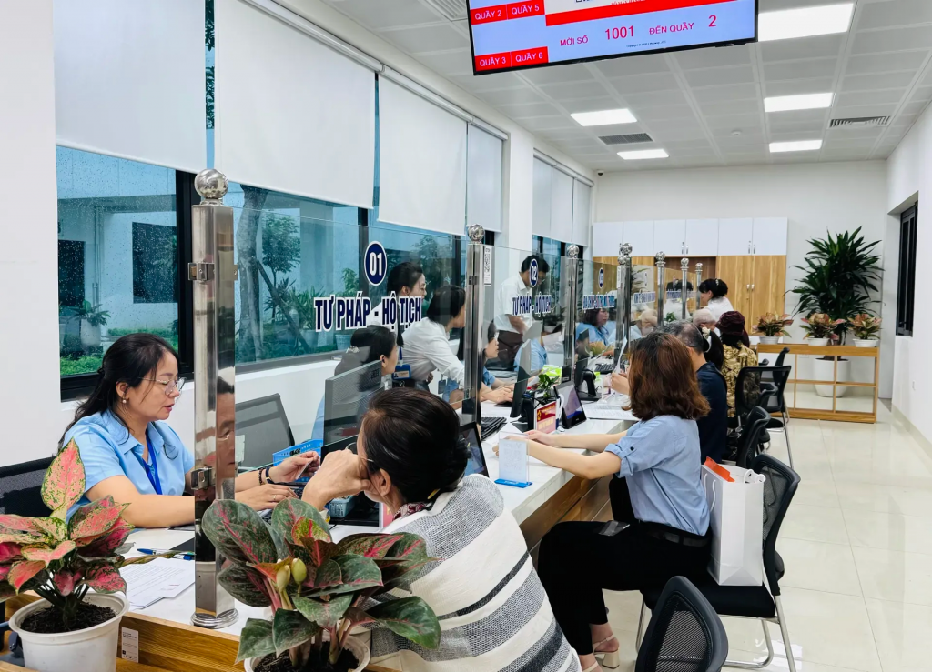 Công chức tại Điểm phục vụ hành chính công phường Ô Chợ Dừa tiếp nhận và xử lý TTHC cho người dân