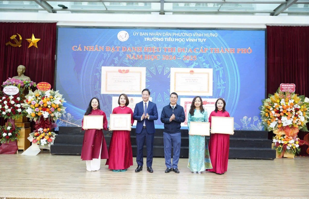 Ấm áp lễ kỷ niệm 20/11 – Tôn vinh thầy cô tại Trường tiểu học Vĩnh Tuy