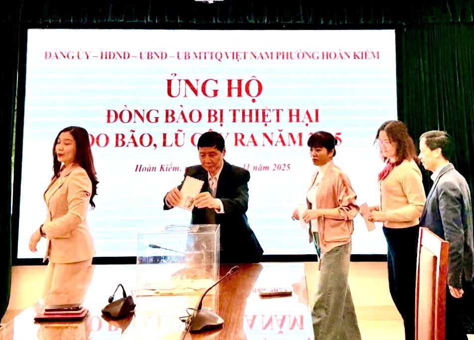 Các đồng chí lãnh đạo Đảng uỷ, HĐND, UBND, Uỷ ban MTTQ Việt Nam phường Hoàn Kiếm tổ chức ủng hộ đồng bào các tỉnh bị lũ lụt