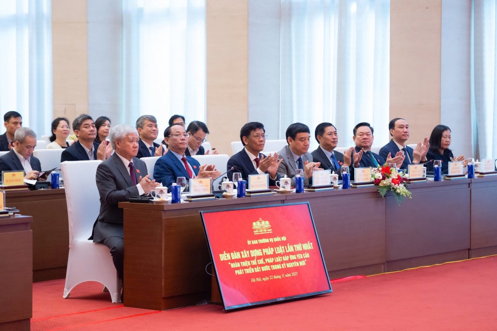 Tiếp tục đổi mới tư duy, đưa thể chế pháp luật trở thành lợi