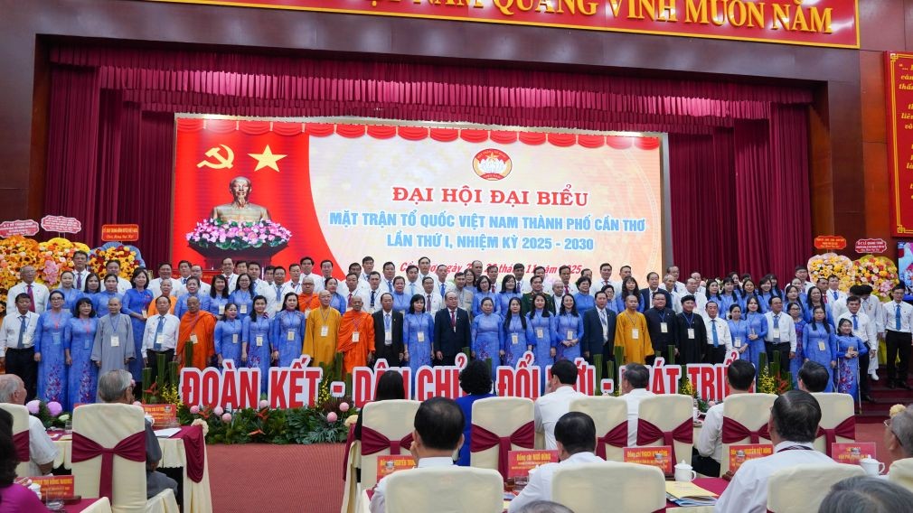 Lãnh đạo Ủy ban Trung ương MTTQ Việt Nam, Thành ủy, UBND, HĐND TP Cần Thơ chúc mừng Ban Thường trực Ủy ban MTTQ Việt Nam TP Cần Thơ, nhiệm kỳ 2025 - 2030. Ảnh: Phương Anh Lãnh đạo Ủy ban Trung ương MTTQ Việt Nam, Thành ủy, UBND, HĐND TP Cần Thơ chúc mừng Ban Thường trực Ủy ban MTTQ Việt Nam TP Cần Thơ, nhiệm kỳ 2025 - 2030. Ảnh: Phương Anh