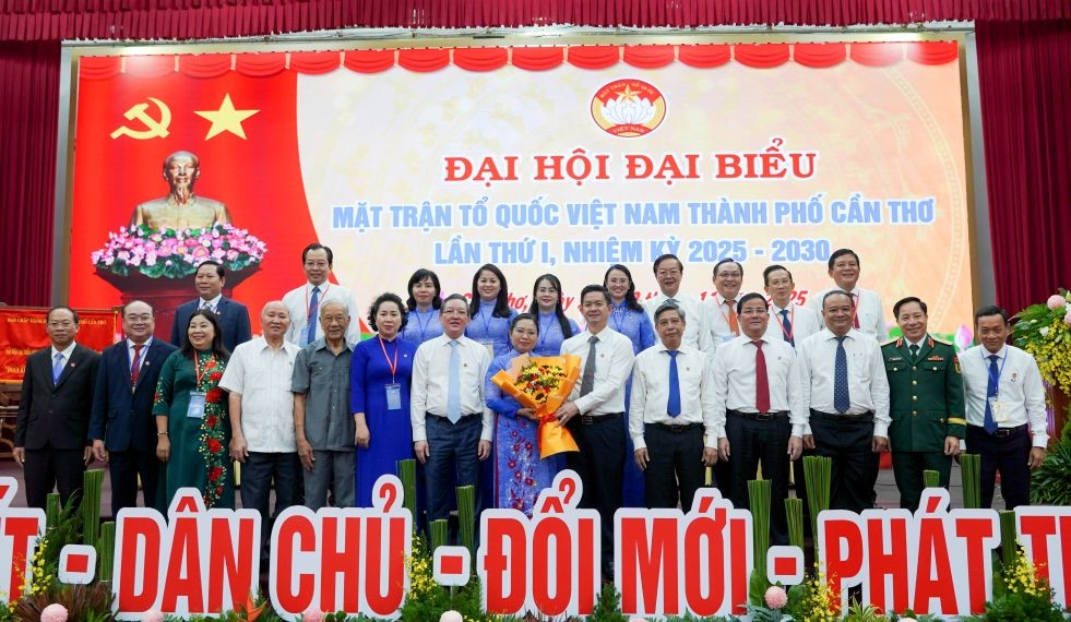 Lãnh đạo Ủy ban Trung ương MTTQ Việt Nam, Thành ủy, UBND, HĐND TP Cần Thơ chúc mừng Ban Thường trực Ủy ban MTTQ Việt Nam TP Cần Thơ, nhiệm kỳ 2025 - 2030. (Ảnh: Phương Anh) Lãnh đạo Ủy ban Trung ương MTTQ Việt Nam, Thành ủy, UBND, HĐND TP Cần Thơ chúc mừng Ban Thường trực Ủy ban MTTQ Việt Nam TP Cần Thơ, nhiệm kỳ 2025 - 2030. (Ảnh: Phương Anh)