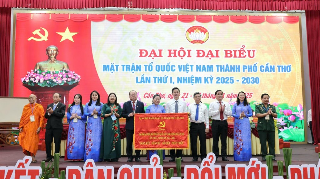 Bí thư Thành ủy Lê Quang Tùng trao bức trướng chúc mừng Đại hội.