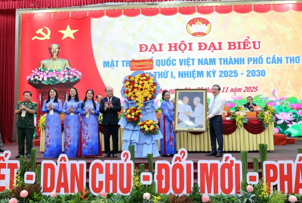 Uỷ ban Trung ương MTTQ Việt Nam tặng bức chân dung Bác Hồ và Bác Tôn cho UBMTTQ Việt Nam TP Cần Thơ. Ảnh: Trung Kiên.