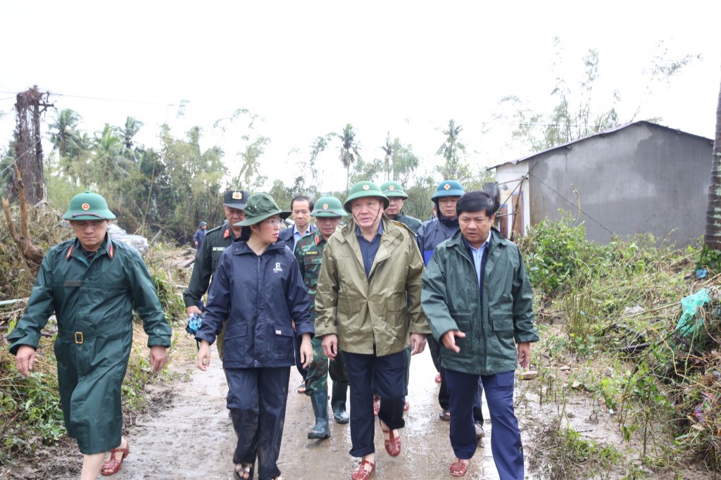 Phó Thủ tướng Thường trực Chính phủ Nguyễn Hòa Bình thị sát và thăm hỏi, tặng quà người dân bị ảnh hưởng bởi mưa lũ tại xã Tuy An Tây - Ảnh: VGP/Nguyễn Hoàng