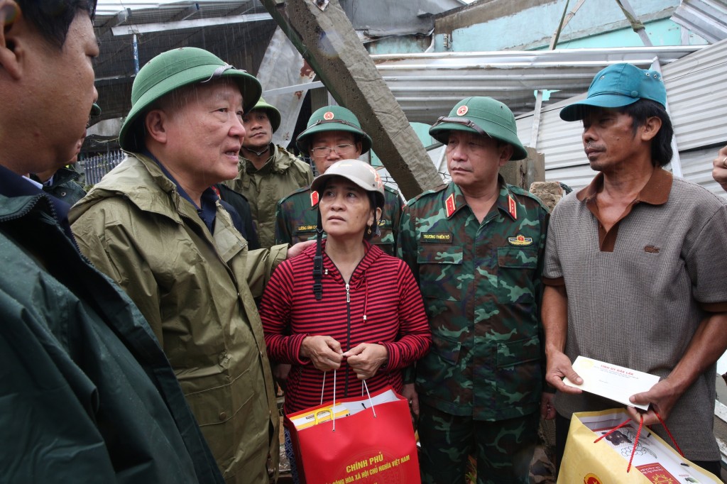 Phó Thủ tướng thăm hỏi, động viên, tặng quà các hộ dân bị thiệt hại nặng nề do mưa lũ tại xã Đồng Xuân - Ảnh: VGP/Nguyễn Hoàng