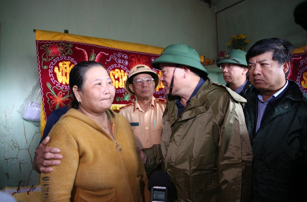 Phó Thủ tướng tới thắp nhang chia buồn, thăm hỏi, tặng quà gia đình bà Lê Thị Kim Hồng (xã Tuy An Tây), có bố và mẹ chồng bị thiệt mạng trong trận lụt lần này - Ảnh: VGP/Nguyễn Hoàng