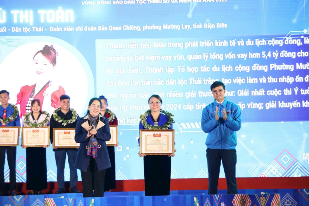 Bí thư thứ nhất Trung ương Đoàn Bùi Quang Huy và Thứ trưởng Bộ Dân tộc và Tôn giáo Nông Thị Hà trao Bằng khen cho gương thanh niên tiêu biểu. Bí thư thứ nhất Trung ương Đoàn Bùi Quang Huy và Thứ trưởng Bộ Dân tộc và Tôn giáo Nông Thị Hà trao Bằng khen cho gương thanh niên tiêu biểu.