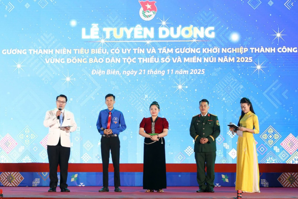 ễn Quốc Hoàng, chị Lò Chúc Chi, anh Tòng Duy Tâm (lần lượt xếp thứ 2, 3, 4 từ trái sang phải) giao lưu tại chương trình ễn Quốc Hoàng, chị Lò Chúc Chi, anh Tòng Duy Tâm (lần lượt xếp thứ 2, 3, 4 từ trái sang phải) giao lưu tại chương trình
