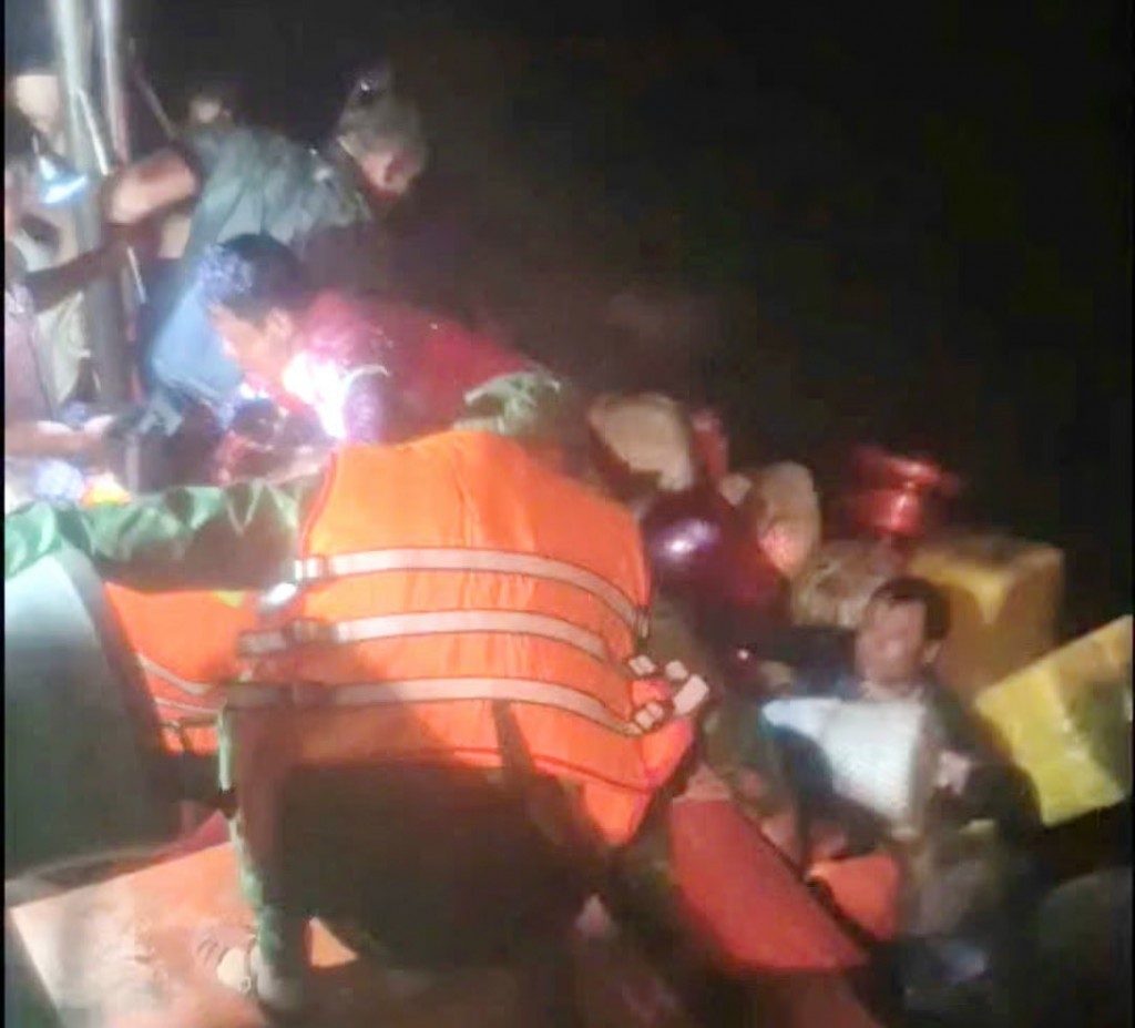 Các thuyền viên gặp nạn được tổ công tác của Đồn Biên phòng Rạch Gốc đưa lên tàu an toàn vào tối 21/11.