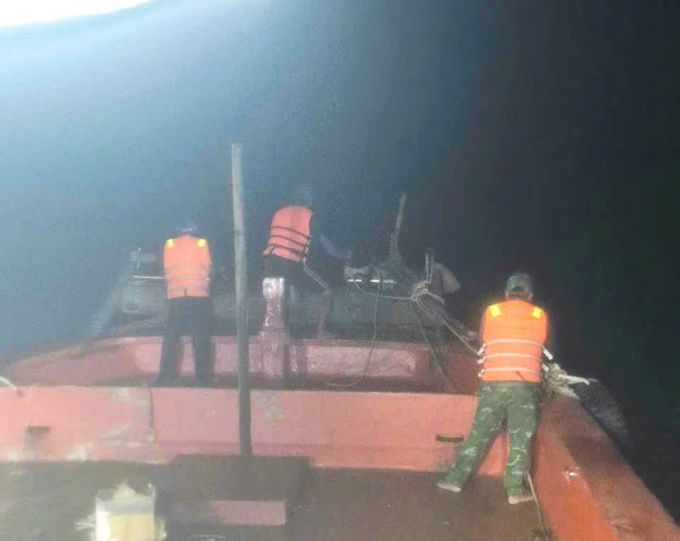 Biên phòng Cà Mau cứu 17 ngư dân trong hai vụ chìm tàu