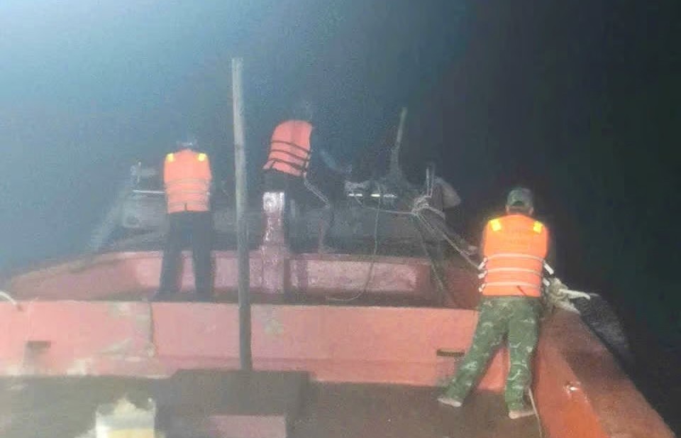 Biên phòng Cà Mau cứu 17 ngư dân trong hai vụ chìm tàu