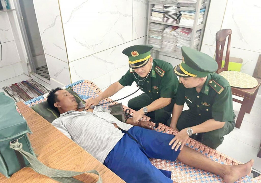 Quân y Đồn Biên phòng Gành Hào chăm sóc sức khoẻ cho thuyền viên gặp nạn