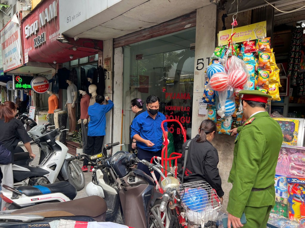 Đoàn Thanh niên phường Ba Đình ra quân vệ sinh môi trường Đoàn Thanh niên phường Ba Đình ra quân vệ sinh môi trường
