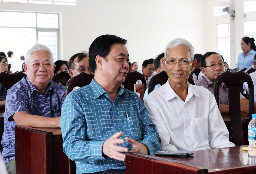 Phó Chủ tịch Quốc hội Lê Minh Hoan thăm hỏi người dân tại Ngày hội Đại đoàn kết. Phó Chủ tịch Quốc hội Lê Minh Hoan thăm hỏi người dân tại Ngày hội Đại đoàn kết.