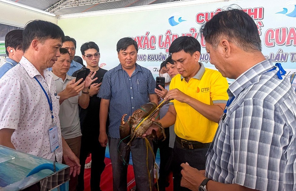 Cua “khủng” gần 2kg trở thành tâm điểm Ngày hội Cua Cà Mau