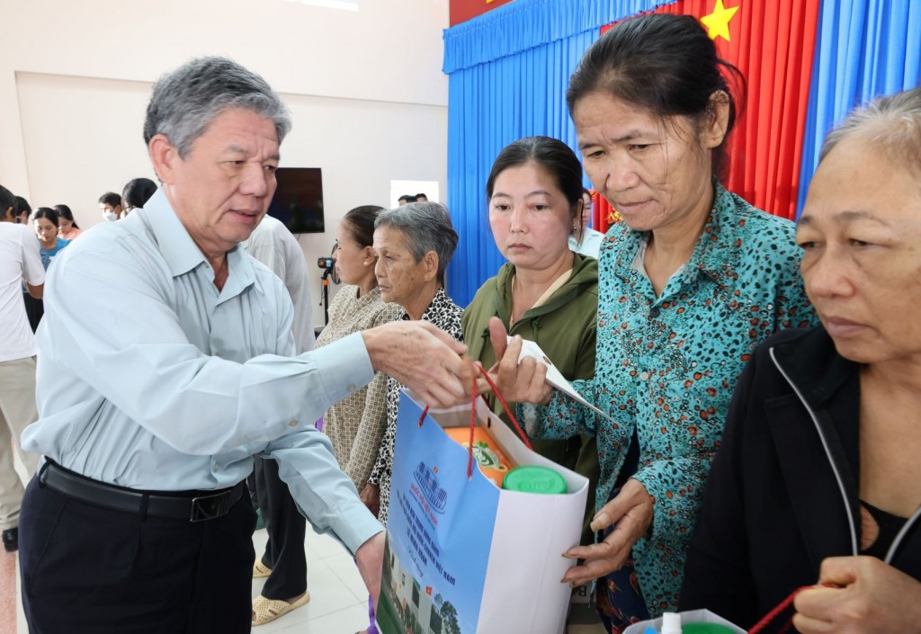 Phó Chủ tịch Quốc hội dự Ngày hội Đại đoàn kết tại vùng trồng sầu riêng nổi tiếng Đồng Tháp Phó Chủ tịch Quốc hội dự Ngày hội Đại đoàn kết tại vùng trồng sầu riêng nổi tiếng Đồng Tháp