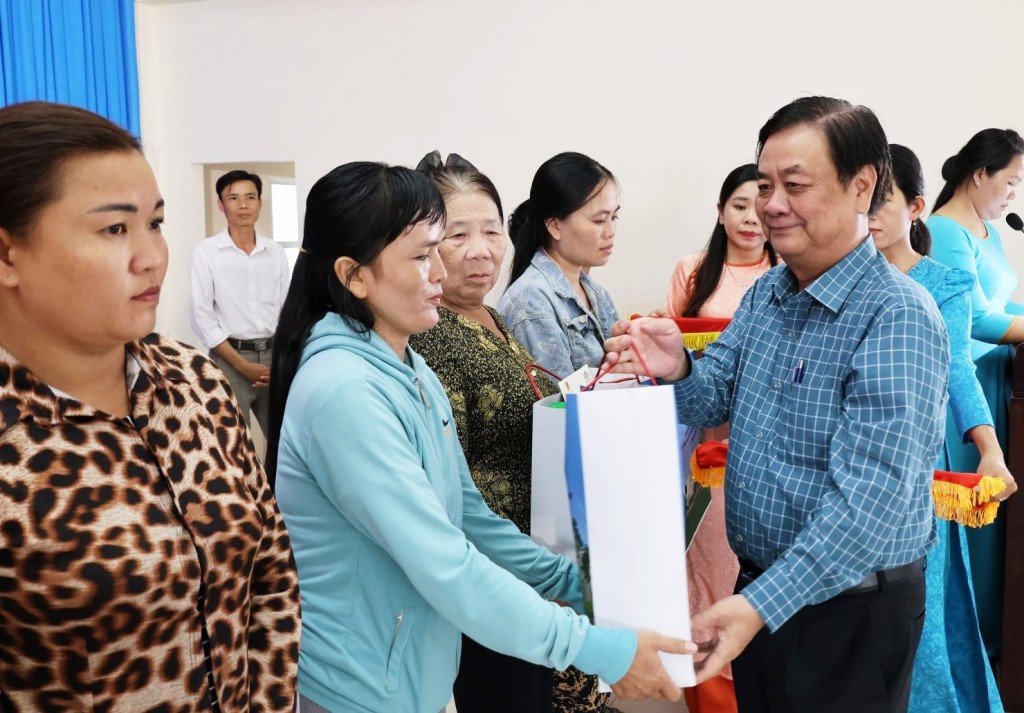 Phó Chủ tịch Quốc hội dự Ngày hội Đại đoàn kết tại vùng trồng sầu riêng nổi tiếng Đồng Tháp Phó Chủ tịch Quốc hội dự Ngày hội Đại đoàn kết tại vùng trồng sầu riêng nổi tiếng Đồng Tháp