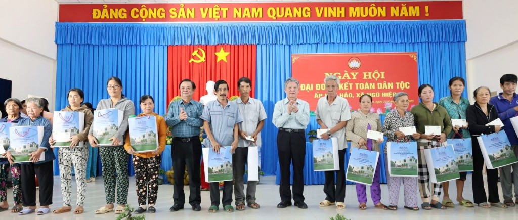 Phó Chủ tịch Quốc hội Lê Minh Hoan cùng đoàn công tác tặng quà cho các hộ có hoàn cảnh khó khăn ở xã Ngũ Hiệp, tỉnh Đồng Tháp Phó Chủ tịch Quốc hội Lê Minh Hoan cùng đoàn công tác tặng quà cho các hộ có hoàn cảnh khó khăn ở xã Ngũ Hiệp, tỉnh Đồng Tháp