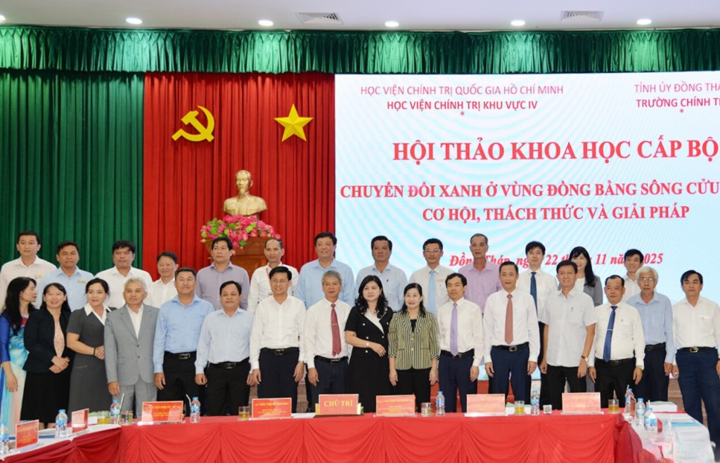 Các đại biểu chụp ảnh chung tại Hội thảo khoa học “Chuyển đổi xanh ở vùng Đồng bằng sông Cửu Long: Cơ hội, thách thức và giải pháp”.  