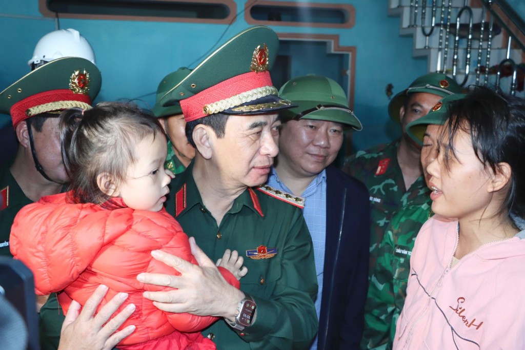 Đại tướng Phan Văn Giang thăm hỏi tình hình thiệt hại do mưa lũ của người dân tại xã Tuy Phước Đông