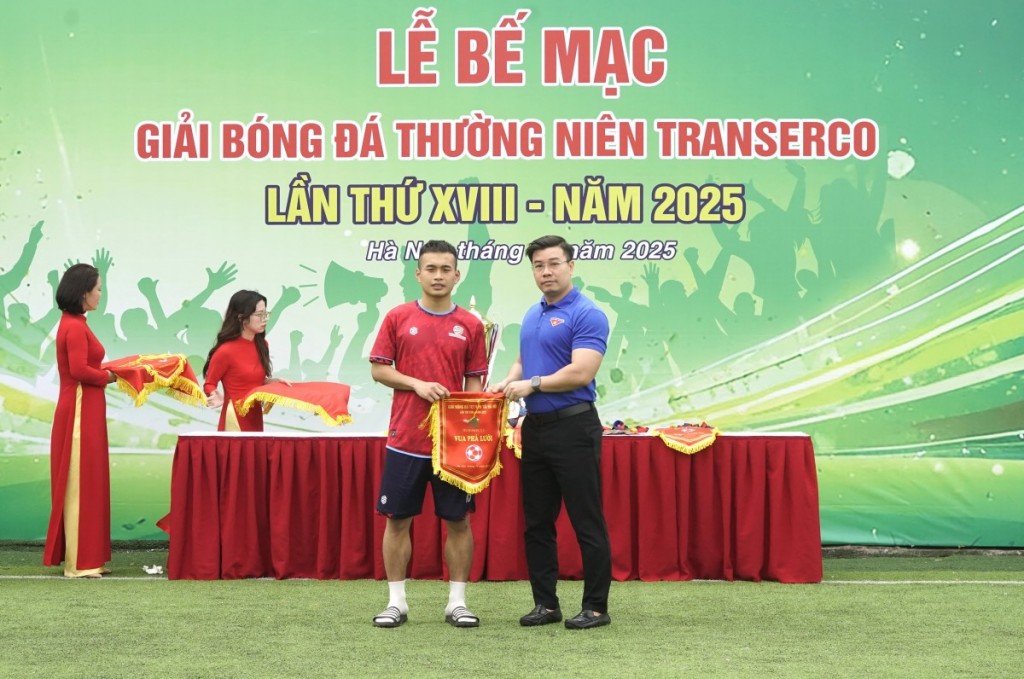 Đồng chí Vũ Hữu Tuyến - Phó Bí thư Thường trực Đảng ủy, Thành viên Hội đồng thành viên, Chủ tịch Công đoàn Tổng công ty, Trưởng Ban Tổ chức giải trao giải cho đội bóng.