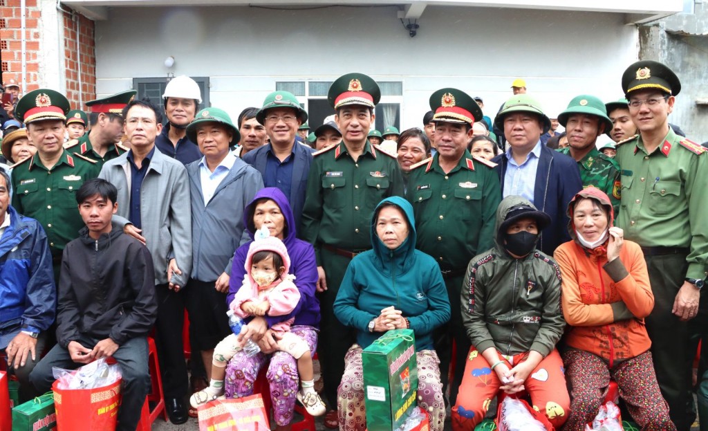 Đại tướng Phan Văn Giang mong bà con tiếp tục đoàn kết, hỗ trợ nhau khắc phục khó khăn, sớm ổn định đời sống. 