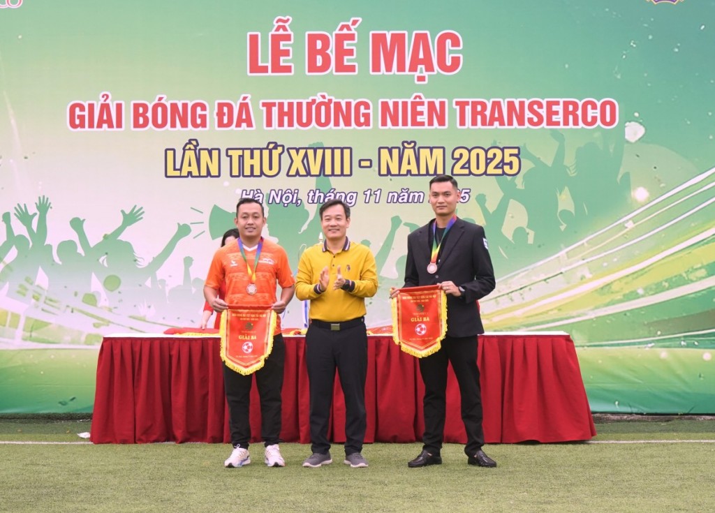 Đồng chí Nguyễn Thủy - Ủy viên Ban Thường vụ Đảng ủy, Thành viên Hội đồng thành viên, Phó Tổng giám đốc Tổng công ty trao giải cho hai đội bóng giành giải Ba là Xí nghiệp Xe buýt nhanh BRT Hà Nội và Công ty CP Bến xe Hà Nội.