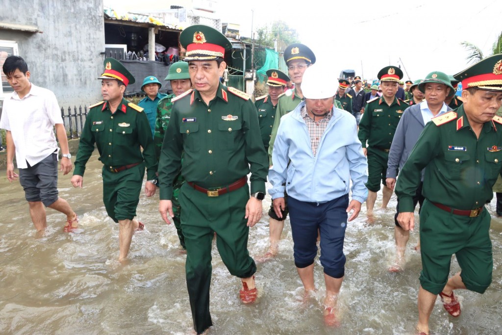 Đại tướng Phan Văn Giang thăm các hộ dân có nhà bị ngập sâu do mưa lũ tại xã Tuy Phước Đông