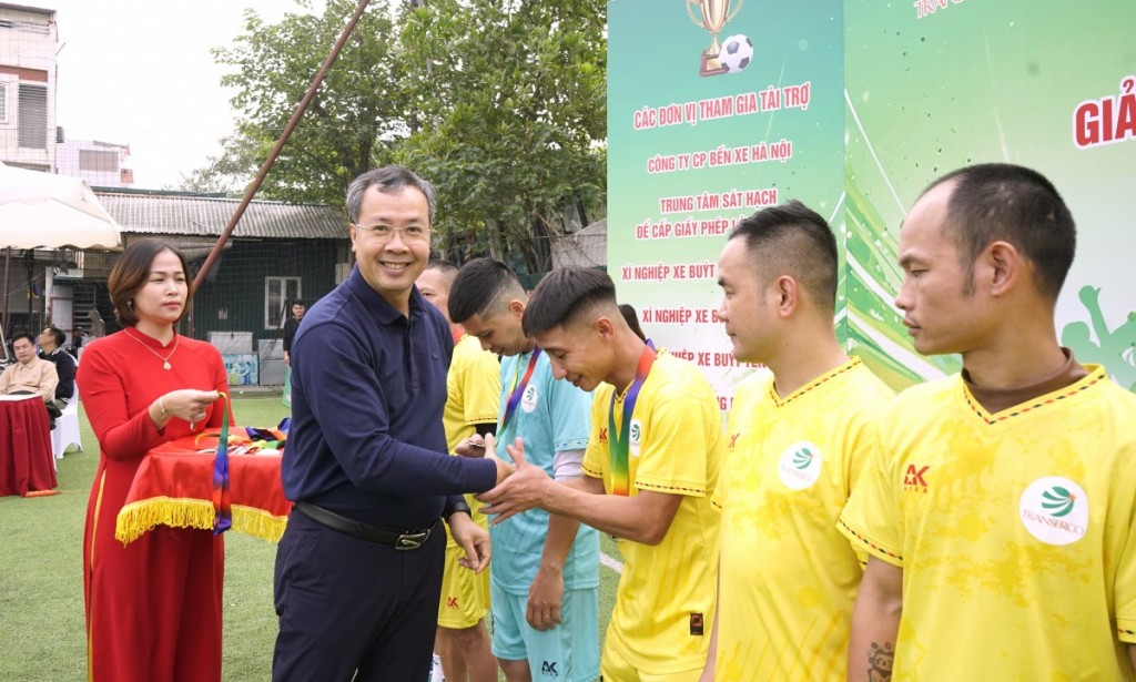 Đồng chí Vũ Hữu Tuyến - Phó Bí thư Thường trực Đảng ủy, Thành viên Hội đồng thành viên, Chủ tịch Công đoàn Tổng công ty, Trưởng Ban Tổ chức giải trao giải cho đội bóng.