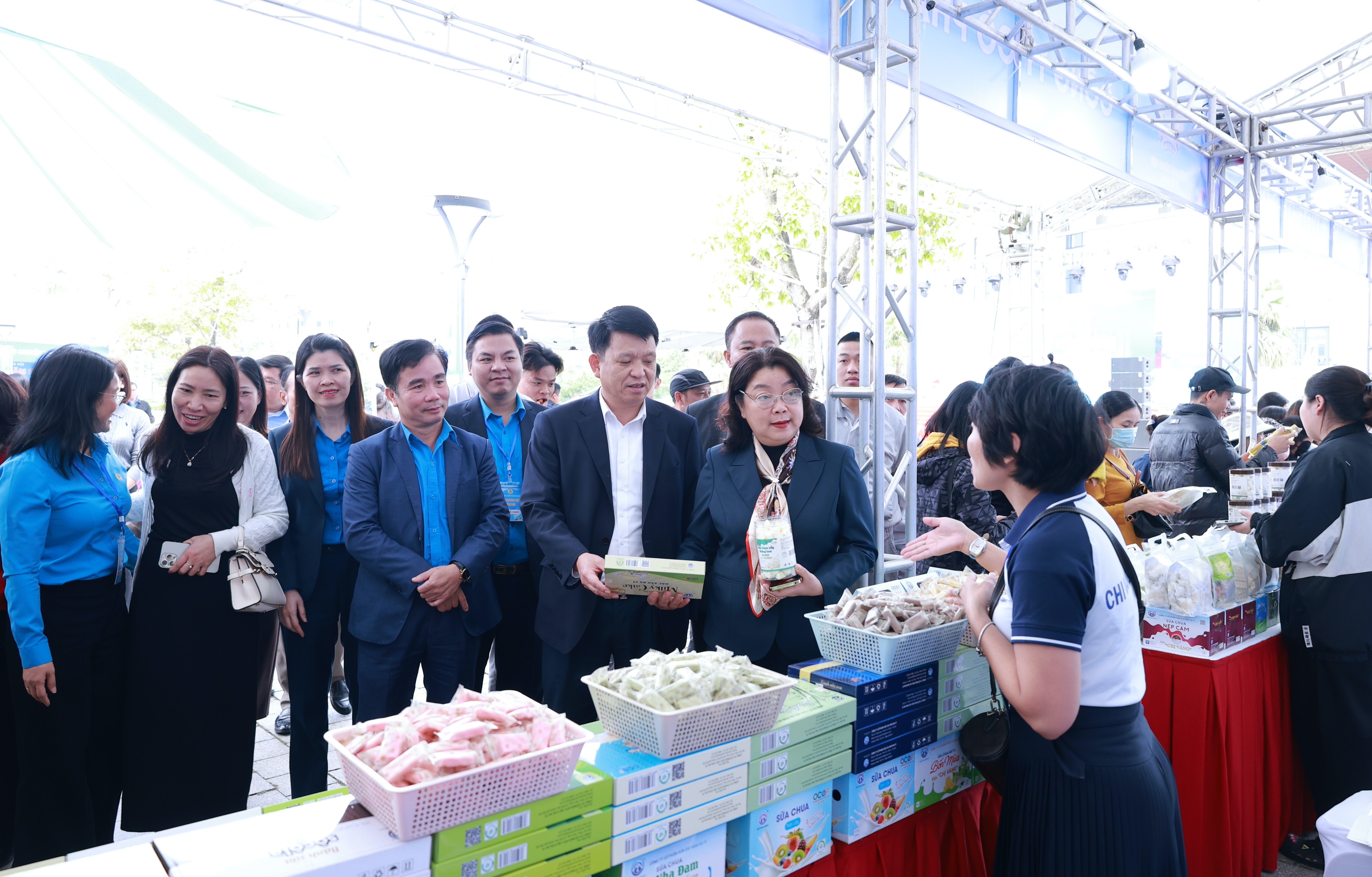 Hàng trăm sản phẩm giảm giá cho công nhân tại Hội chợ hàng Việt