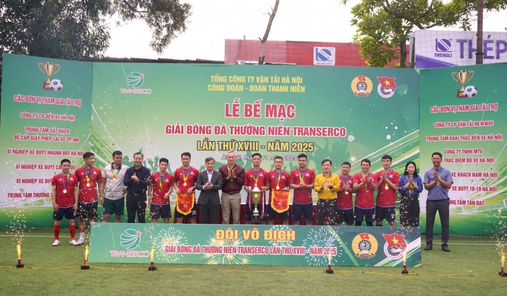 Đồng chí Nguyễn Thanh Nam - Phó Bí thư Đảng ủy, Tổng Giám đốc Tổng công ty cùng Ban Tổ chức trao giải cho đội bóng vô địch mùa giải năm 2025.
