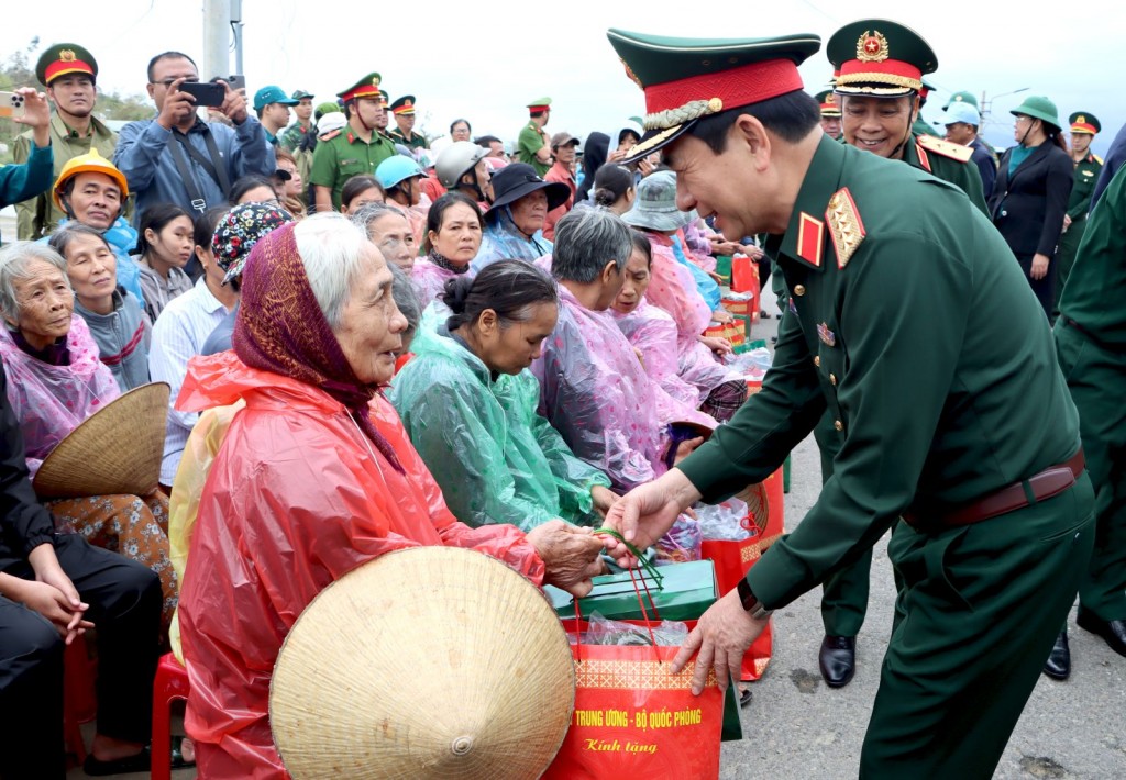 Đại tướng Phan Văn Giang tặng quà, động viên người dân thôn Huỳnh Mai (xã Tuy Phước)