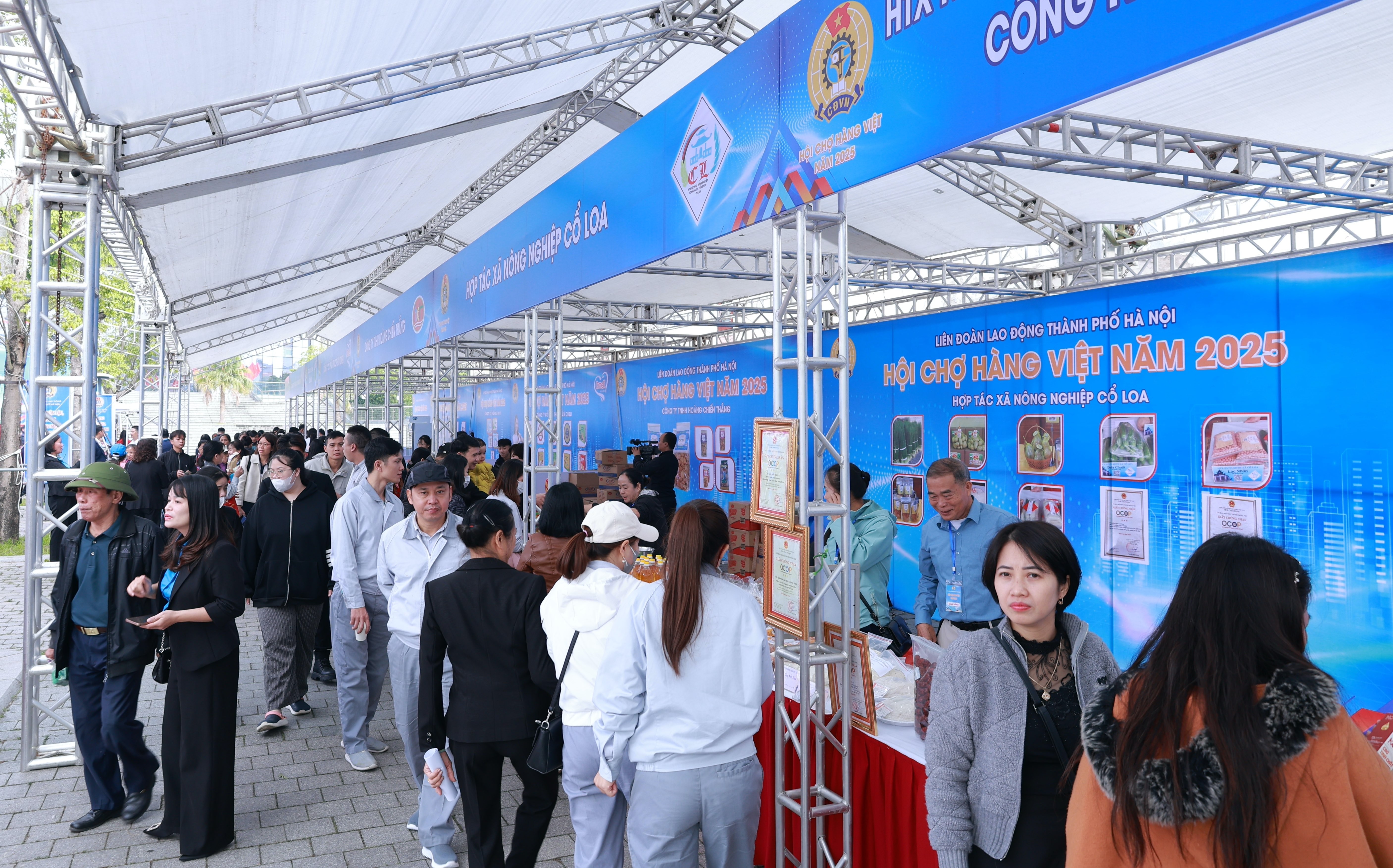 Hàng trăm sản phẩm giảm giá cho công nhân tại Hội chợ hàng Việt