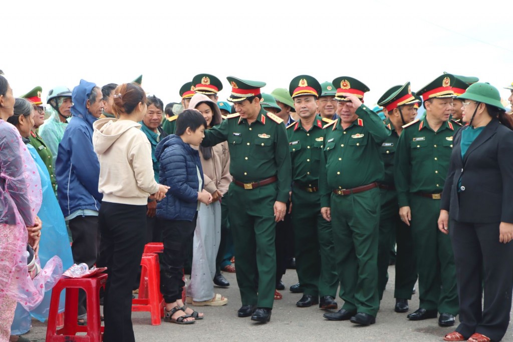 Đại tướng Phan Văn Giang thăm, tặng quà người dân tại thôn Huỳnh Mai (xã Tuy Phước)