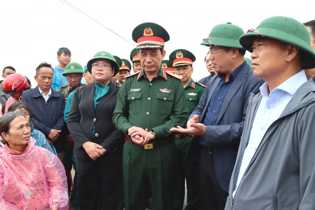 Chủ tịch UBND tỉnh Gia Lai Phạm Anh Tuấn (thứ 2, bên phải sang) báo cáo tình hình thiệt hại và công tác khắc phục hậu quả do mưa lũ trên địa bàn tỉnh