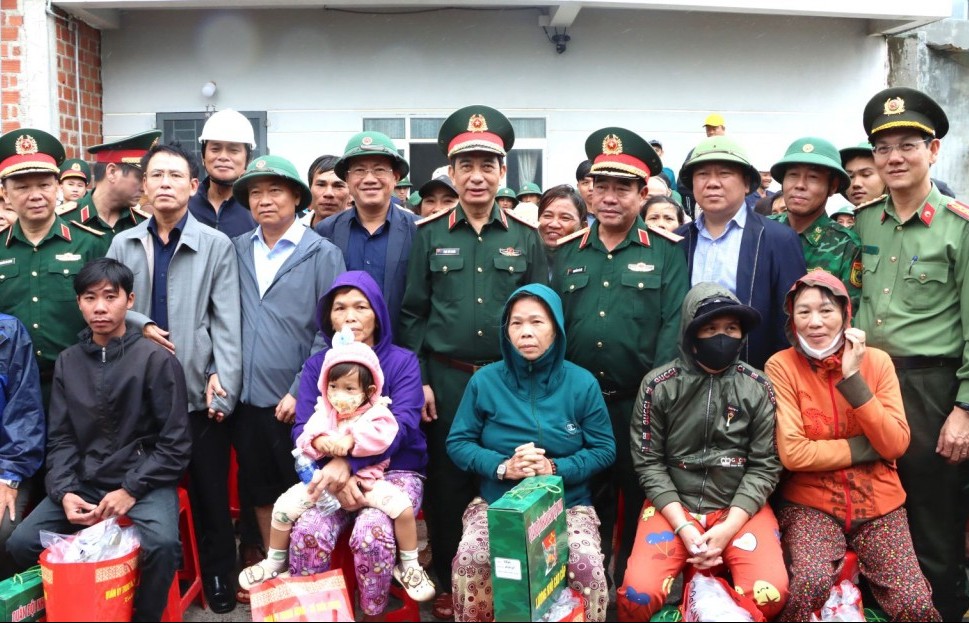 Đại tướng Phan Văn Giang thăm, tặng quà người dân vùng lũ tỉnh Gia Lai