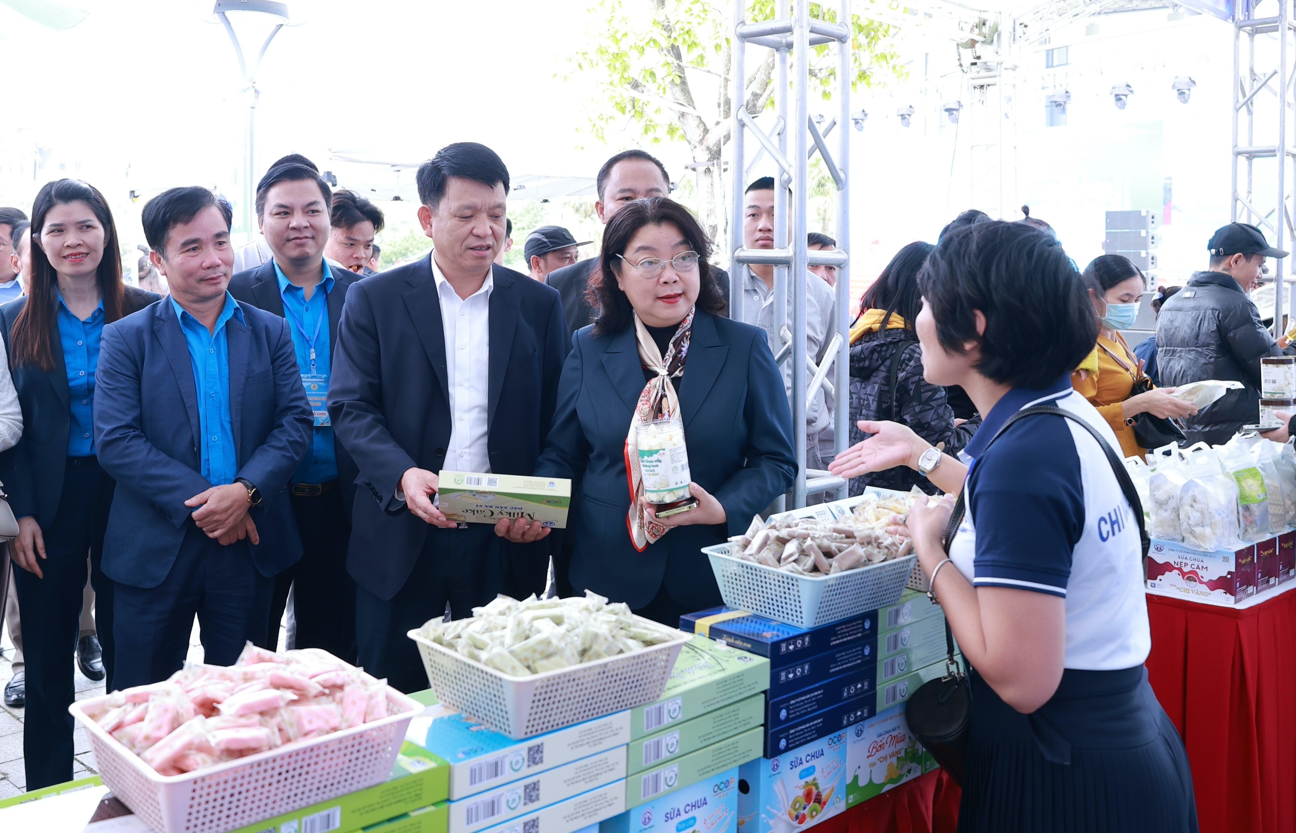 Hàng trăm sản phẩm giảm giá cho công nhân tại Hội chợ hàng Việt