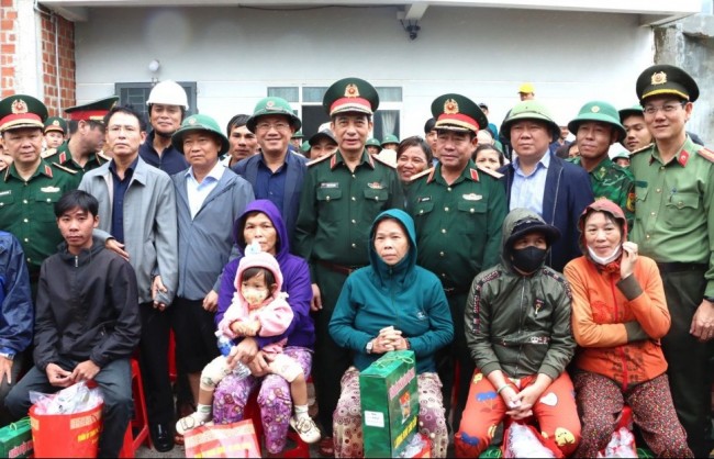 Đại tướng Phan Văn Giang thăm, tặng quà người dân vùng lũ tỉnh Gia Lai