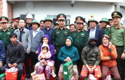 Đại tướng Phan Văn Giang thăm, tặng quà người dân vùng lũ tỉnh Gia Lai